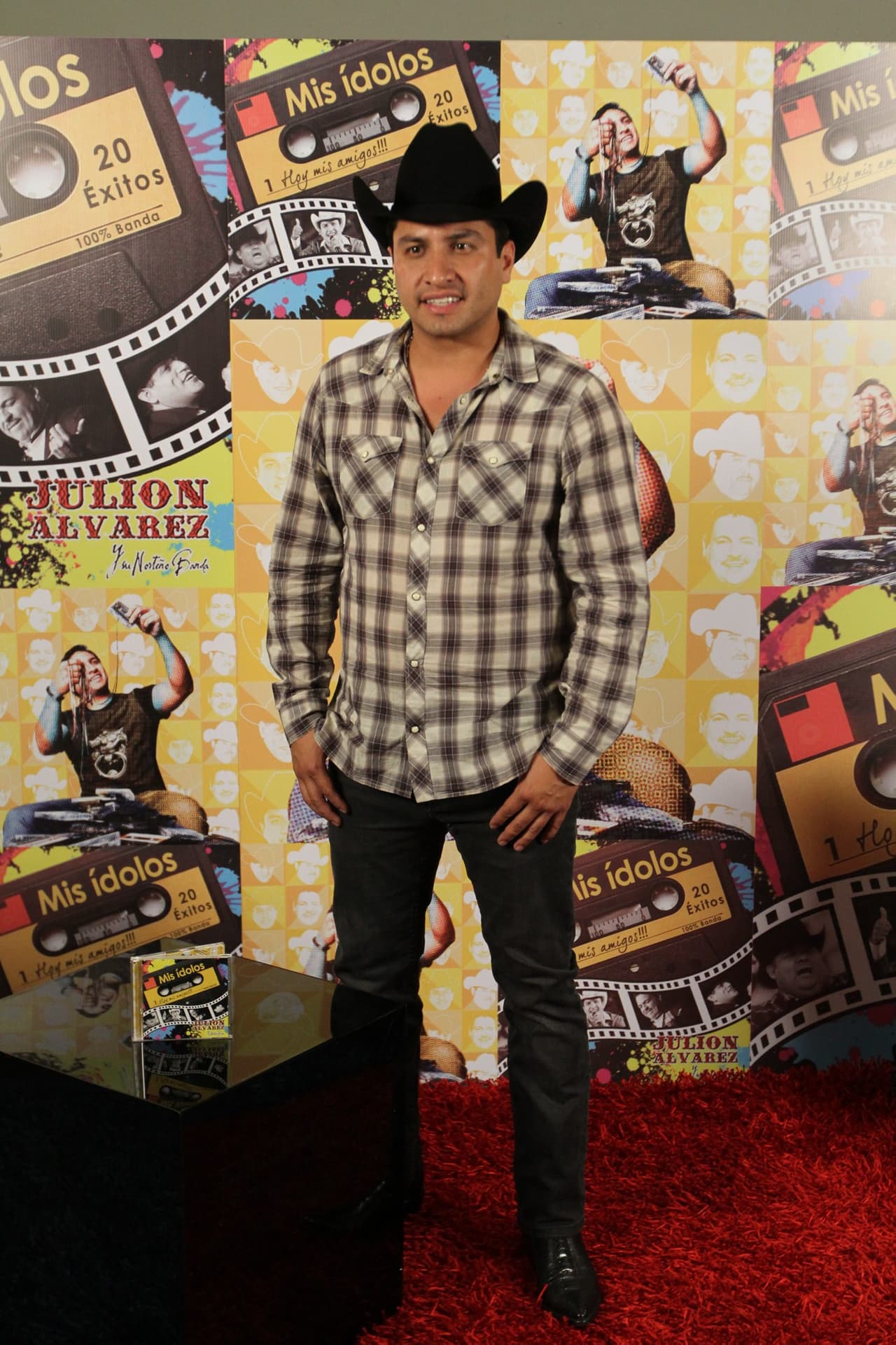 "... Yo hago mi maleta cuando salgo de viaje, yo me plancho, y cuando estoy de viaje con mi mujer, ella me plancha o me consiente, no con eso la estoy denigrando”, afirmó el cantante en una rueda de prensa.