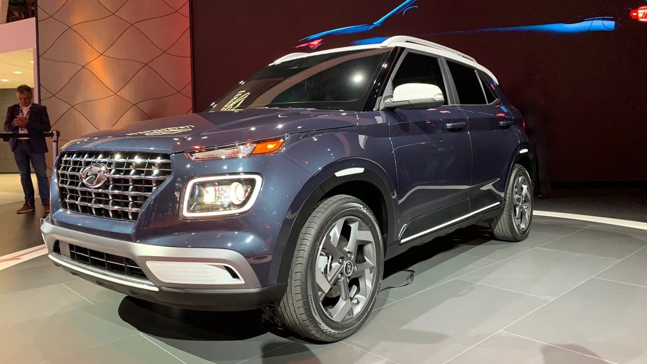 <h3 class="cms-H3-H3">Hyundai Venue 2020</h3>
<br>La nueva camioneta subcompacta de Hyundai luce atractiva e importante. Hyundai rechazó las líneas suaves y curvas de sus competidoras utilizando marcados ángulos y líneas rectas en esta mini SUV equipada con un 4 cilindros de 121 caballos de fuerza que vendrás equipada con una transmisión continua variable o con, afortunadamente, una transmisión manual de 6 velocidades. La Venue en persona luce como toda una ganadora y Hyundai con seguridad la venderá como pan caliente.