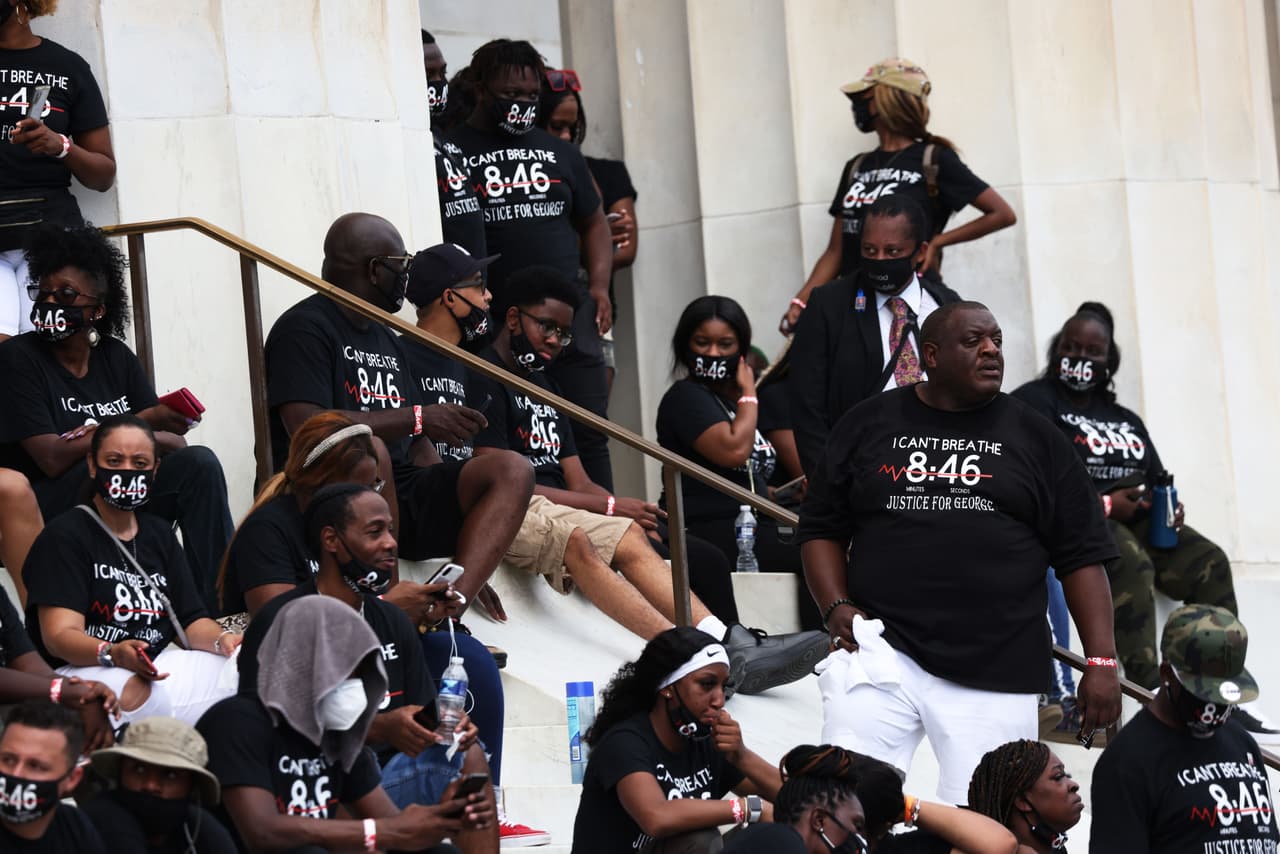 Familiares de George FLyd en la escalera del monumento a Lincoln. Llevan una camiseta con el mensaje “8:46 segundos”, el tiempo que el oficial de Minneapolis estuvo sobre el cuello de George Floyd hasta que murió.
<br>