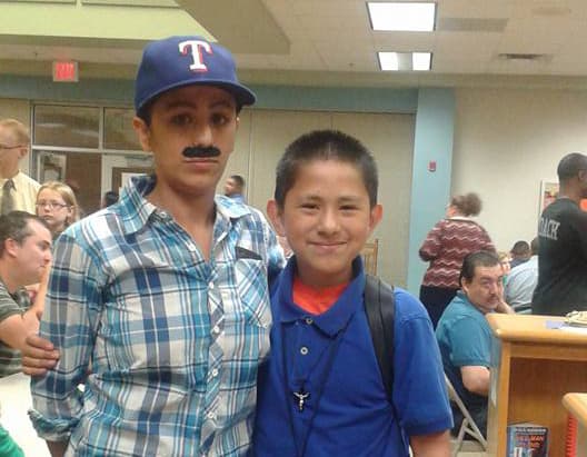 La mamá texana que se vistió de 'papá' para acompañar a su hijo a un evento de la escuela