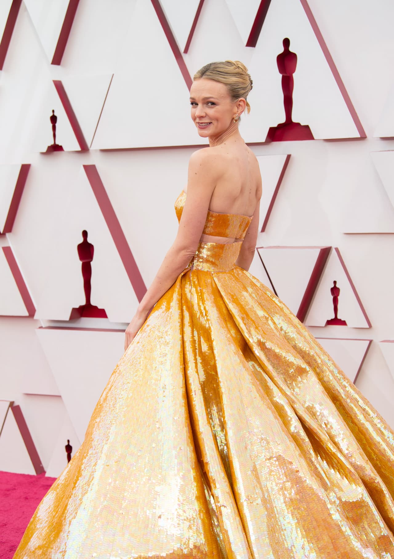 La británica Carey Mulligan, nominada a Mejor Actriz por 'Promising Young Woman', escogió este diseño de Valentino para la gran noche.