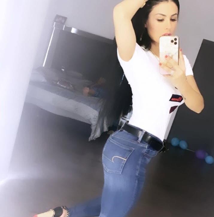 El martes 19 de mayo Fabiola Martínez confirmó en
<b><a href="https://www.facebook.com/watch/live/?v=2657195951226417&ref=watch_permalink" target="_blank">'De primera mano'</a></b> que 
<b><a href="https://www.univision.com/famosos/presentadora-de-television-acepta-que-tiene-una-historia-con-el-esposo-de-karla-panini-ex-de-la-fallecida-karla-luna-fotos" target="_blank">tuvo una relación amorosa</a> </b>con el empresario cuando éste ya estaba con Panini. 
<br>