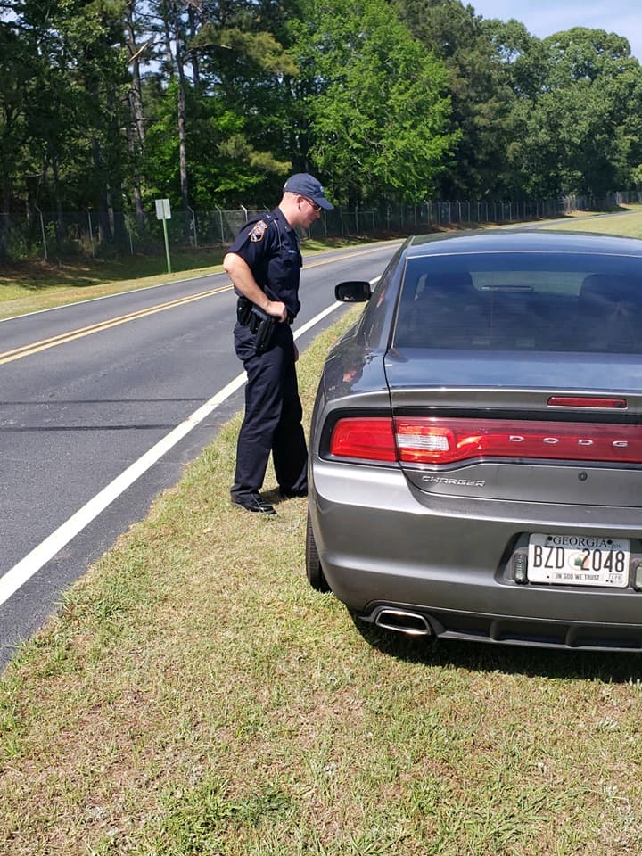 No utilices dispositivos electrónicos mientras conduces. Así que no podrás marcar un teléfono con tu mano o enviar mensajes de texto mientras estés al volante en la carretera.