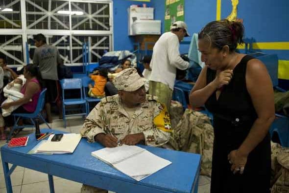 El paso del huracán Odile por las cosas mexicanas de Baja California Sur deja destrucción, evacuaciones y a cientos de casa sin energía eléctrica. Por su parte, el Sistema Meteorológico Nacional (SMN) advirtió que lluvias de muy fuertes a intensas golpearán Baja California Sur durante las próximas horas. Con la información de Univision.com