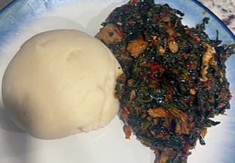 <h3 class="cms-H3-H3">Efo Riro y Fufu</h3>
<br>Sopa africana de espinacas y ñame machacado de Ghana.