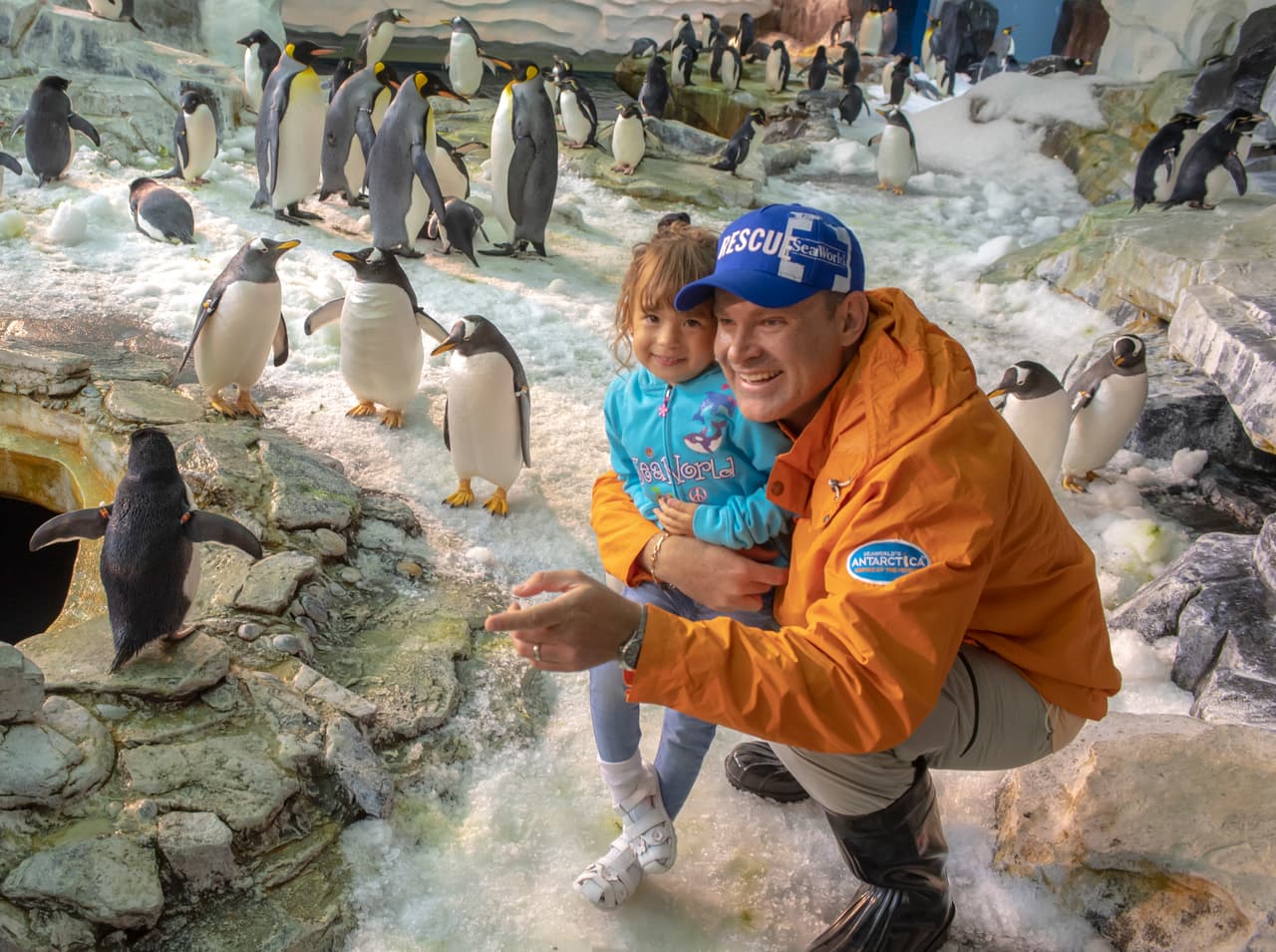 Acompañado de su esposa Cristy Bernal y de su hija Michelle, Alan visitó Antárctica, imperio de los pingüinos.