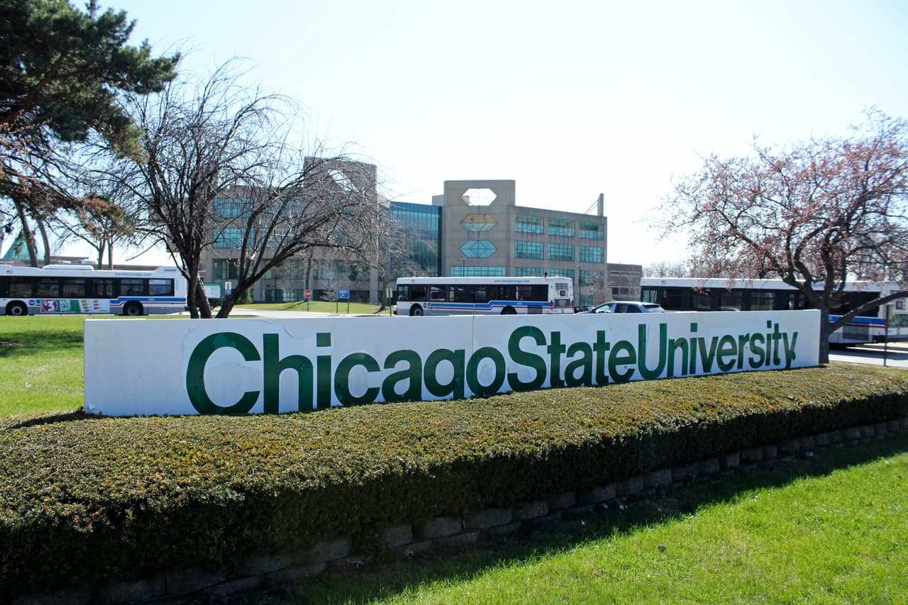 <b>3. <a href="https://www.usnews.com/best-colleges/university-of-chicago-1774">Universidad de Chicago (empate)</a></b>
<br>
<br>
<b>Ubicación: </b>Chicago, Illinois
<br>
<b>Costo matrícula: </b>57,006 dólares
<br>
<b>Costo hospedaje:</b> 16,350 dólares
<br>
<b>Fecha límite de aplicación: </b>1 de enero
<br>
<b>Selectividad:</b> Extremadamente selectiva - 9%
<br>
<b>La media de salario un año después de la graduación:</b> 57,700 dólares