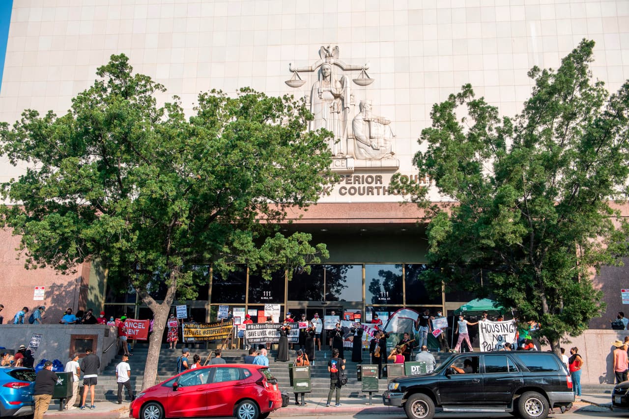 Los manifestantes bloquearon el edificio de la Corte Superior del condado de Los Ángeles y planean bloquear otras 11 sedes donde se procesan estos casos para ser escuchados.