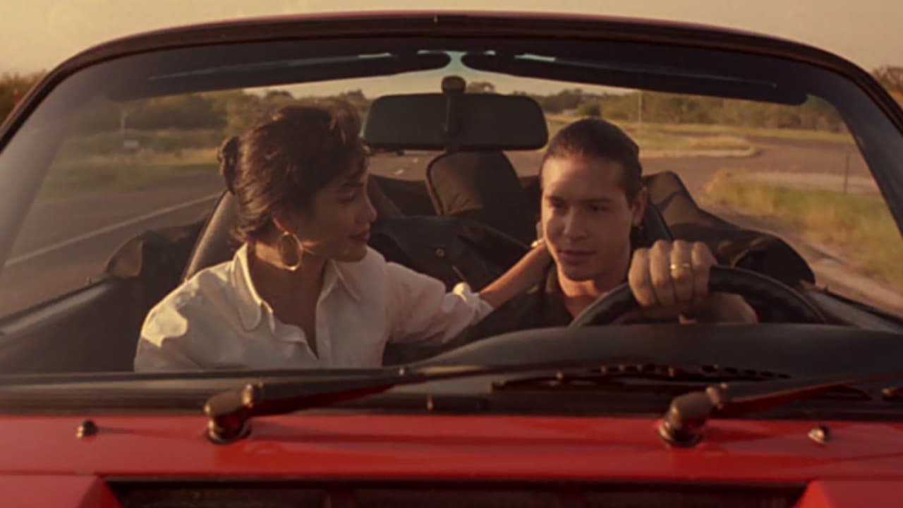 En la escena, se ve a la pareja de recién casados a bordo del
<b> Porsche 911 Targa.</b>