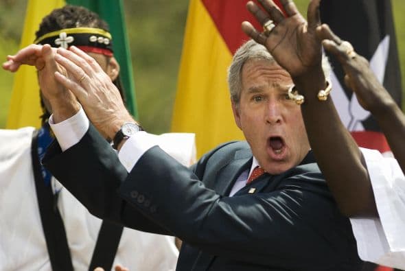 El ex presidente George W. Bush baila junto al grupo de danza Kankouran West African luego de un discurso para crear conciencia sobre la malaria en el Jardín de las Rosas de la Casa Blanca el 25 de abril de 2007.