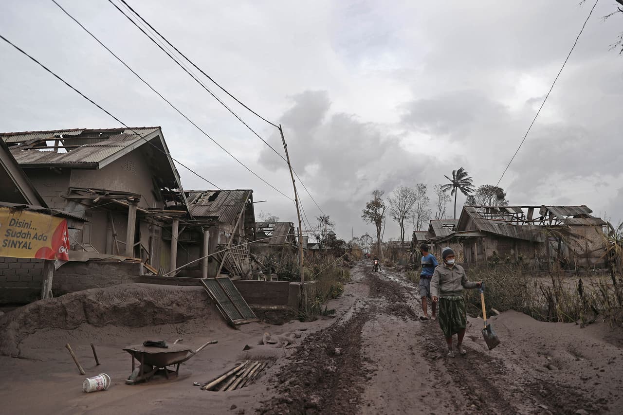 Un área cubierta de cenizas por la erupción del Semeru en el distrito de Lumajang, el lunes 6 de diciembre.
<br>
<br>Indonesia, un archipiélago de más de 270 millones de habitantes, es propenso a terremotos y actividad volcánica porque se encuentra a lo largo del "Anillo de Fuego del Pacífico".
<br>
<br>
<a href="https://www.univision.com/noticias/fenomenos-naturales/el-inestable-anillo-de-fuego-del-pacifico-la-zona-donde-ocurrieron-19-de-los-20-terremotos-mas-fuertes-de-la-historia-fotos-fotos"><u>Vea aquí la zona donde ocurrieron 19 de los 20 terremotos más fuertes de la historia: el “anillo de fuego del pacífico”</u></a>