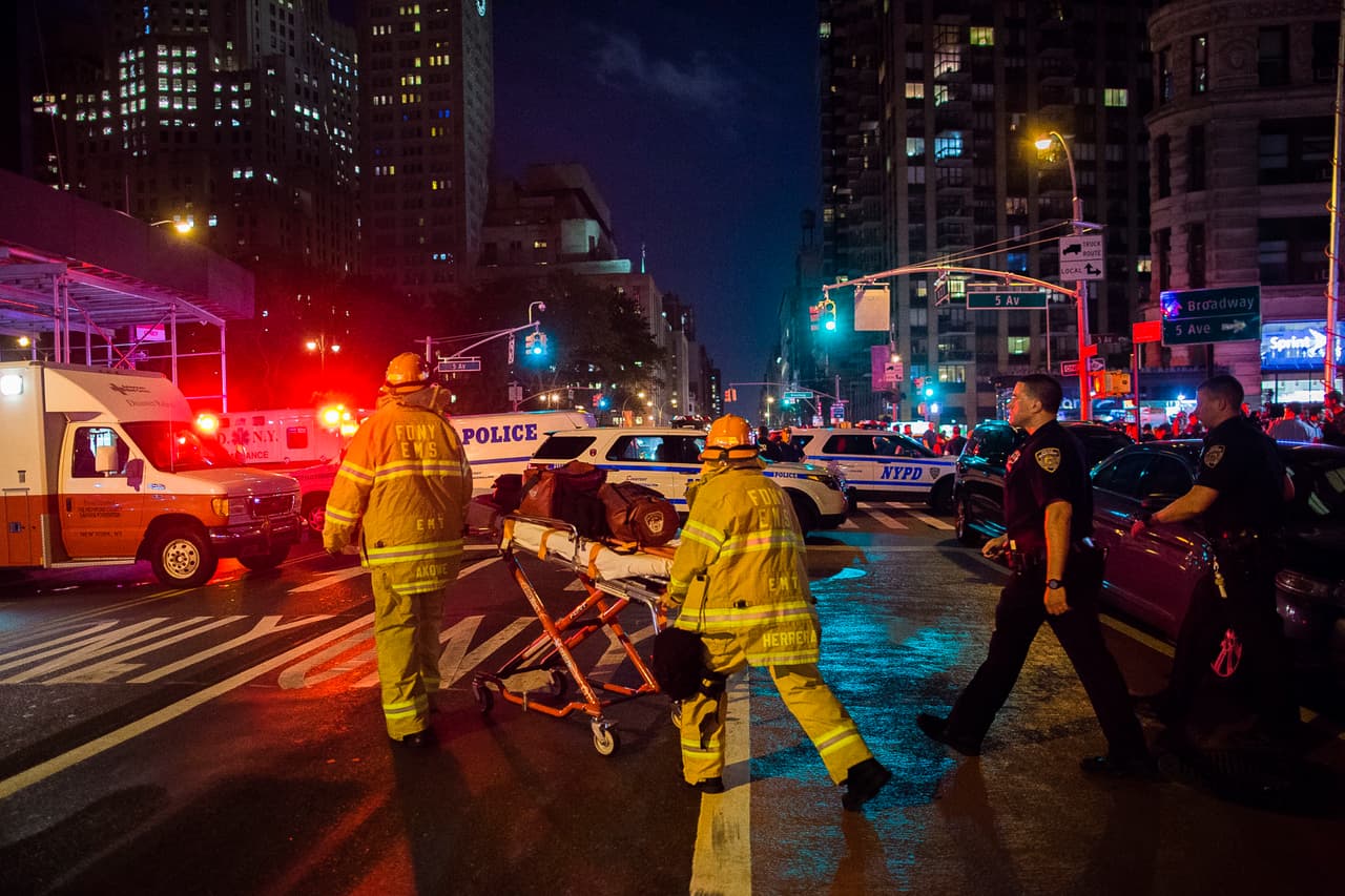 Un lesionado por la explosión es trasladado en camilla.