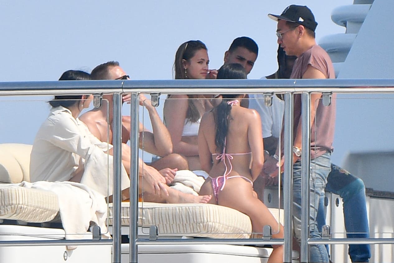 Toda la semana, las hermanas Kendall Jenner y Kourtney Kardashian han sido vistas disfrutando del sol en un yate en la localidad francesa de Antibes. Kourtney ha estado con su novio, Younnes, mientras Kendall Jenner ha optado por broncearse y pasear sobre un paddleboard y un jet-ski.
