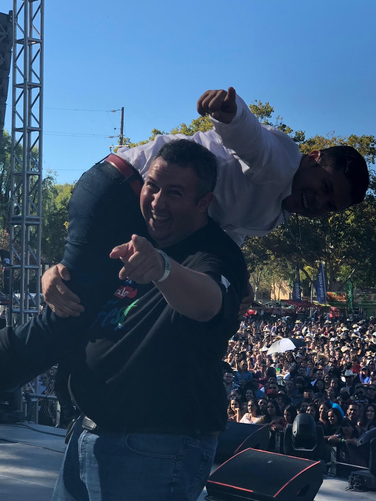 A él lo tuvieron que subir cargando al escenario, lo bueno es que el 'Chiquilín' de Qué Buena 98.9 - 99.1 se encargó de ello.