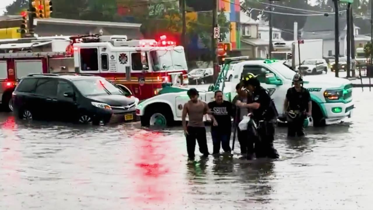 Conductores rescatados e inundaciones repentinas dejan las tormentas severas en Nueva York