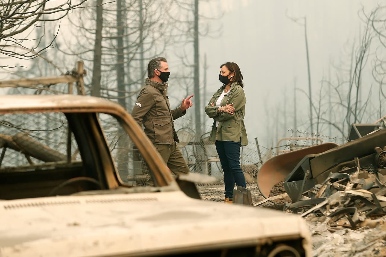 Antes de que Newsom y Harris se encontraran, partidarios de Donald Trump interceptaron a Harris y otros le gritaron "Te amamos Kamala" cuando salió de su vehículo.