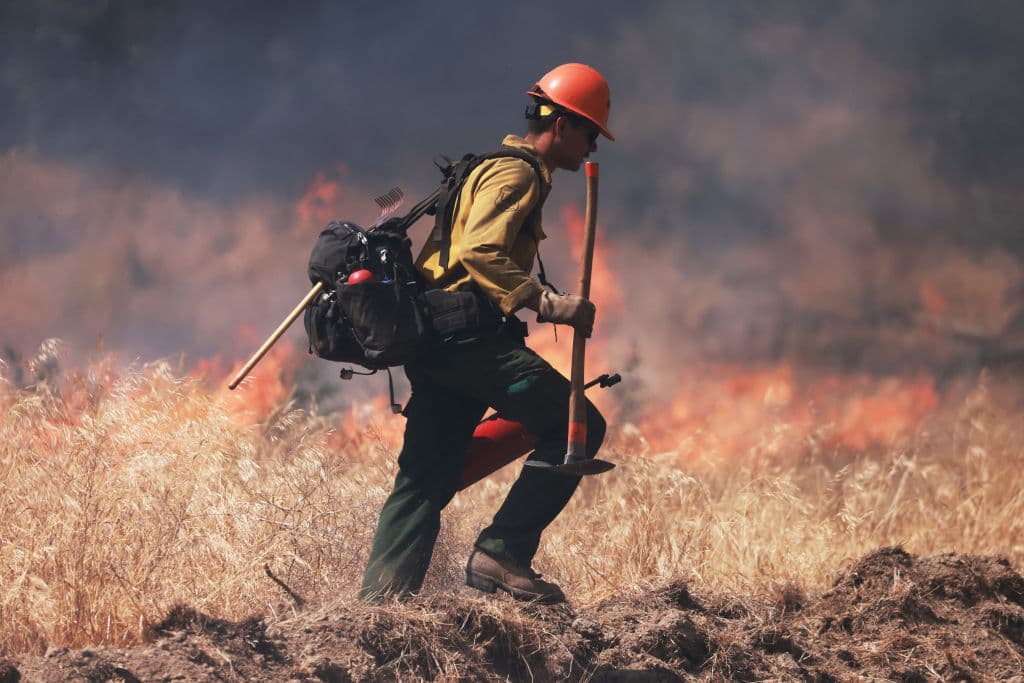 Post Fire: el viento y el escarpado terreno complican la lucha contra el primer gran incendio forestal del año en Los Ángeles
