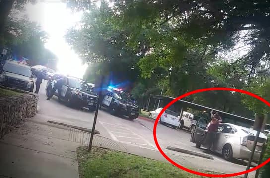 Alcalde de Austin reacciona a video de policías disparando contra hispano en complejo de apartamentos