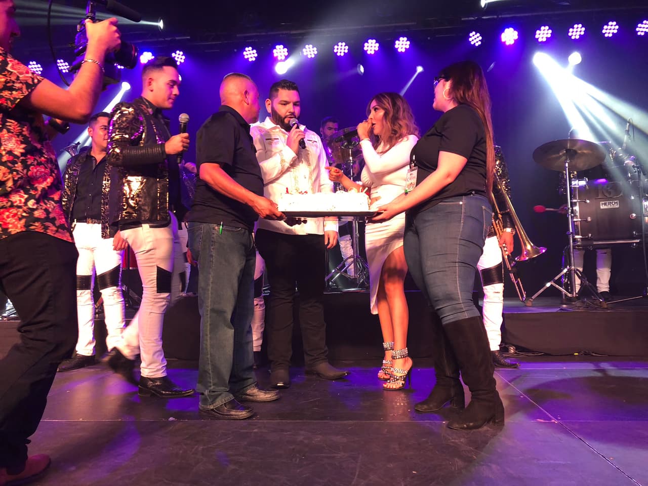 Pero se logró resistir hasta el momento en que llevaron el pastel al escenario para cantar las mañanitas y darle la típica 'mordida'.