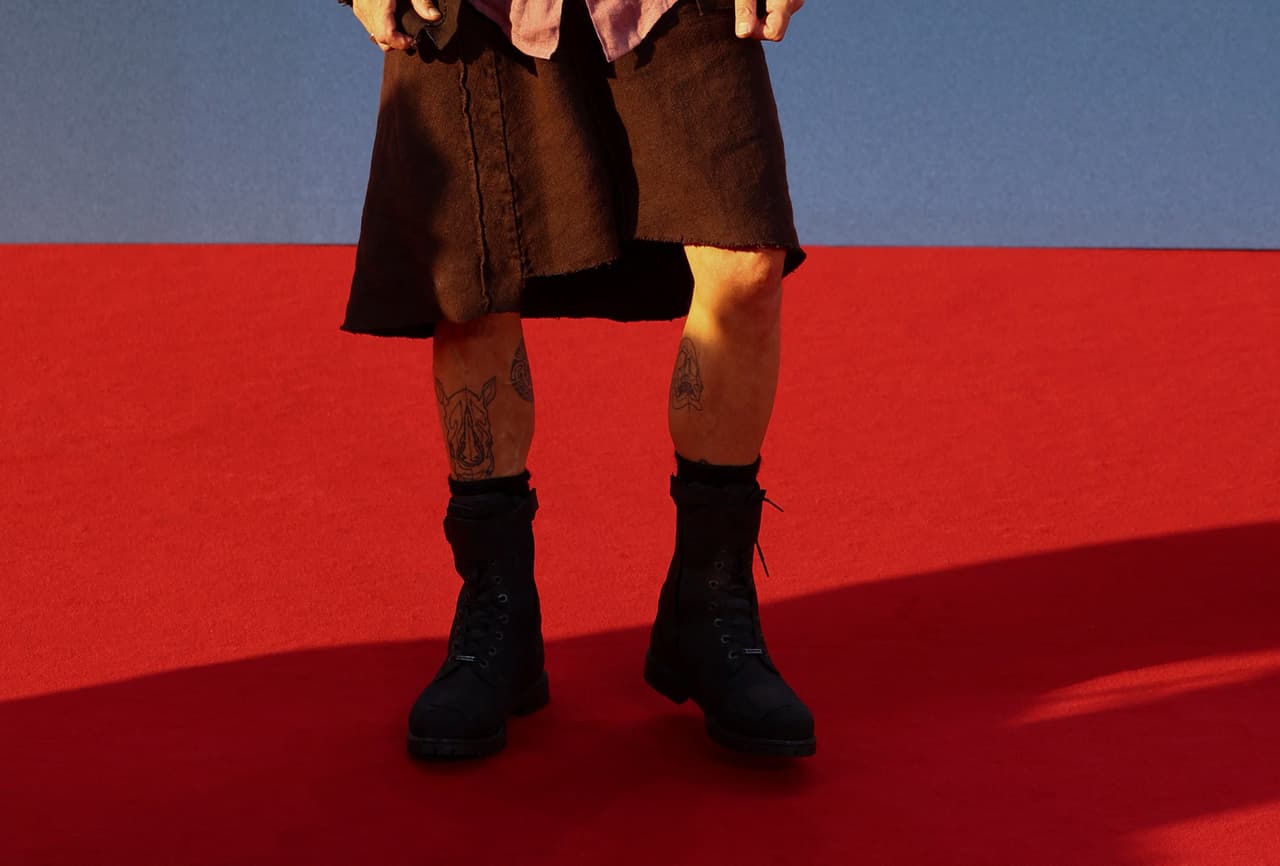 Gracias a este inusual atuendo, quedaron al descubierto los tatuajes que el protagonista de películas como 
<a href="https://www.vix.com/es-es/detail/video-4174397?utm_medium=internal_referral&utm_source=univision&utm_campaign=breaking_news&utm_content=ed_entertainment&utm_term=slideshow" target="_blank">‘Spy game’, que puedes ver gratis aquí en ViX</a>, tiene debajo de las rodillas.
<br>