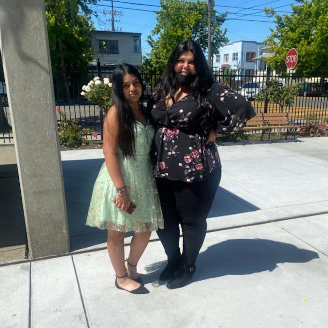 Al momento de su desaparición llevaba una
<b>sudadera con capucha gris, </b>con un logo de Adidas.