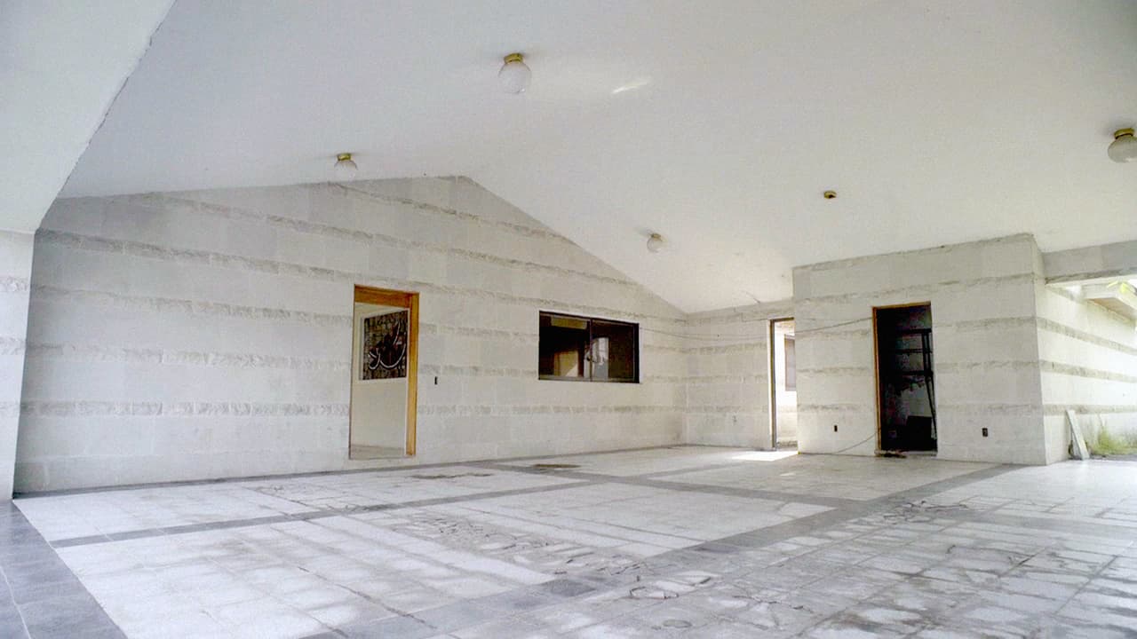 Una casa en Juitepec, Morelos, incautada a Raúl Flores Hernández, alias ‘El Tío’, presunto miembro del cártel Jalisco Nueva Generación saldrá a la venta en un precio de 6.4 millones de pesos.
<br>