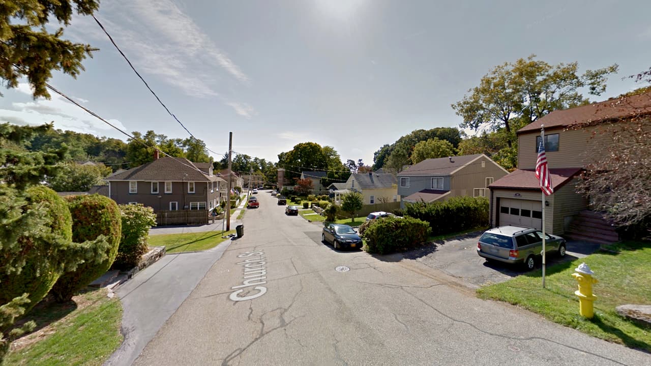 <b>Nueva York: Croton-on-Hudson. Población: 8,209. Ingreso promedio de un hogar: $117,656. </b>Es un pequeño pueblo en la orilla oriental del río Hudson, a menos de 40 millas (64 km) al norte de Manhattan. El pueblo está en una línea de tren que va directamente a la ciudad. Asimismo, es una de las comunidades más seguras de Nueva York, con sólo 48 crímenes violentos por cada 100,000 habitantes.