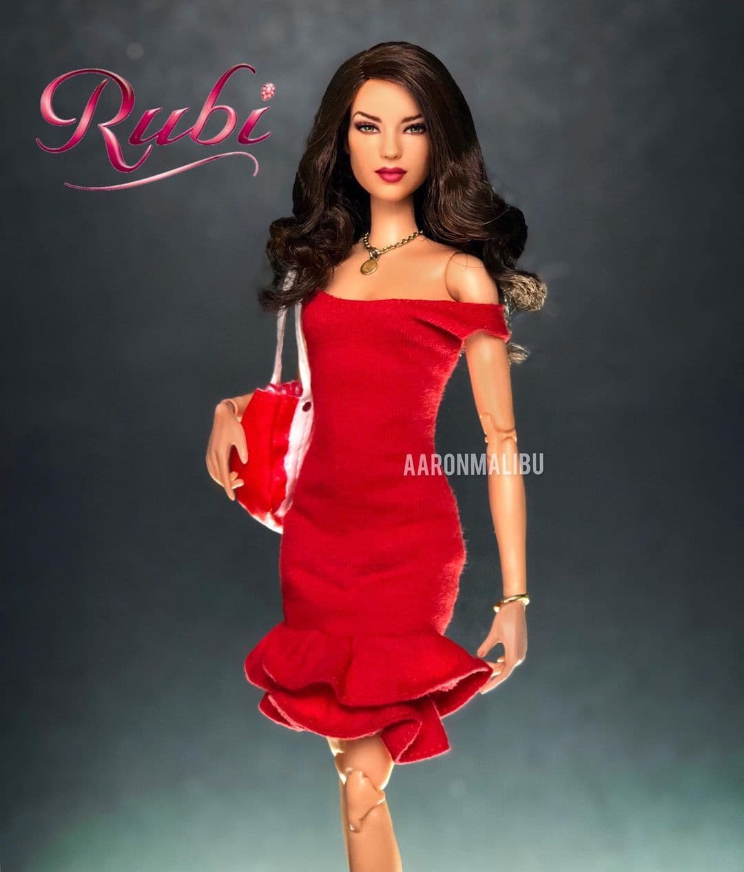 Dentro de la colección de Malibú se encuentra una gran variedad de personalidades latinas, como Bárbara Mori, quien interpretó a 
<a href="https://www.univision.com/famosos/barbara-mori-actrices-personaje-rubi">Rubí en la telenovela mexicana</a> del mismo nombre, que vio la luz en 2004.