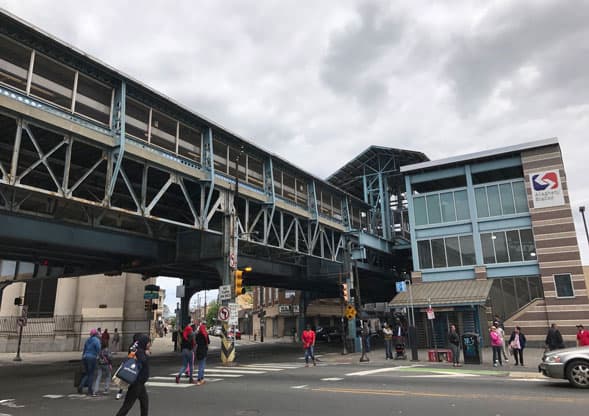 Las poblaciones vulnerables a menudo se congregan en la entrada de la estación y los pasajeros tienen que lidiar con agujas usadas que ensucian los escalones que conducen a la plataforma.