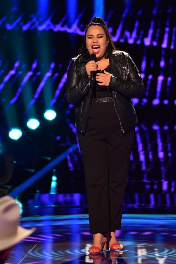 Cuando terminó su interpretación, los tres jueces se pusieron de pie y, junto con el público, aplaudieron su desempeño.