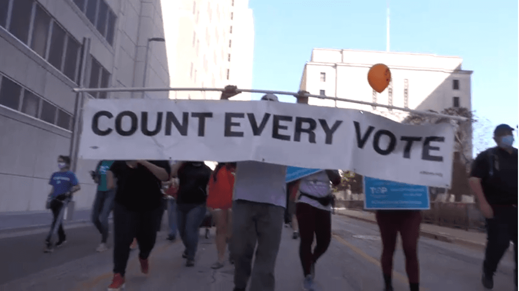 Durante una marcha pacífica alrededor de las calles principales de la ciudad, asistentes mostraron su apoyo al presidente electo Joe Biden.
<br>