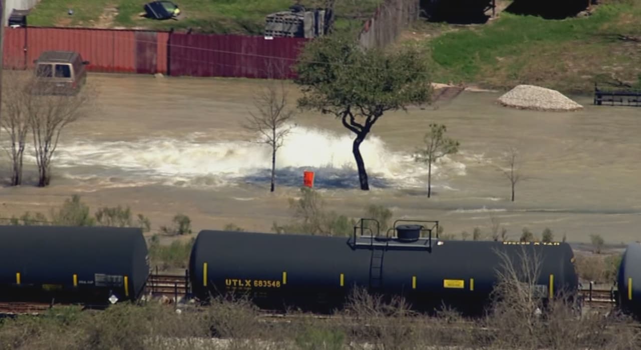 Se informó que contratistas de válvulas están en el área para aislar la ruptura y hacer reparaciones inmediatas.