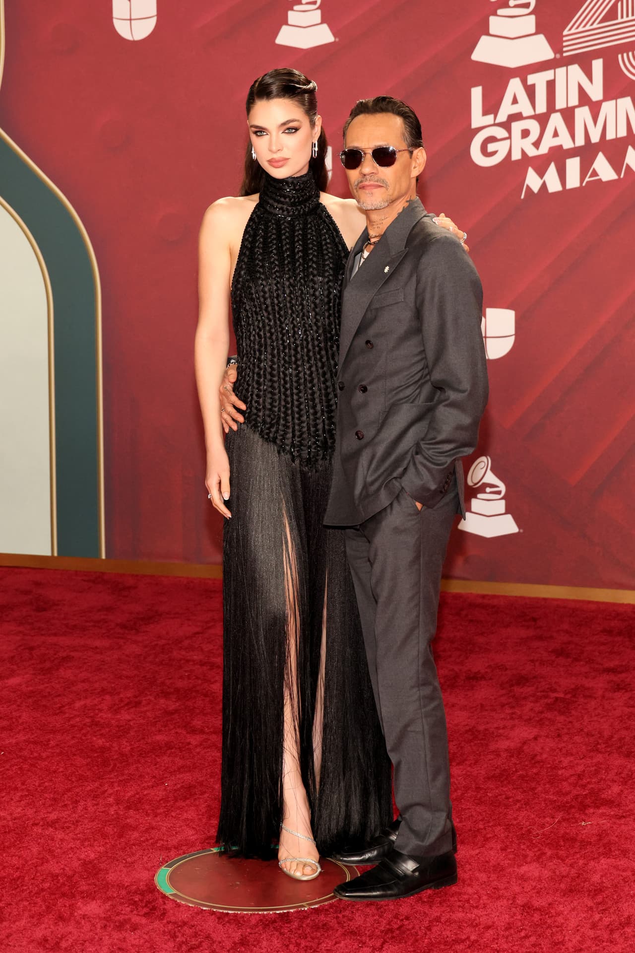 <b>Marc Anthony</b> y su esposa 
<b>Nadia Ferreira</b> también robaron las miradas durante su andar por la pasarela.