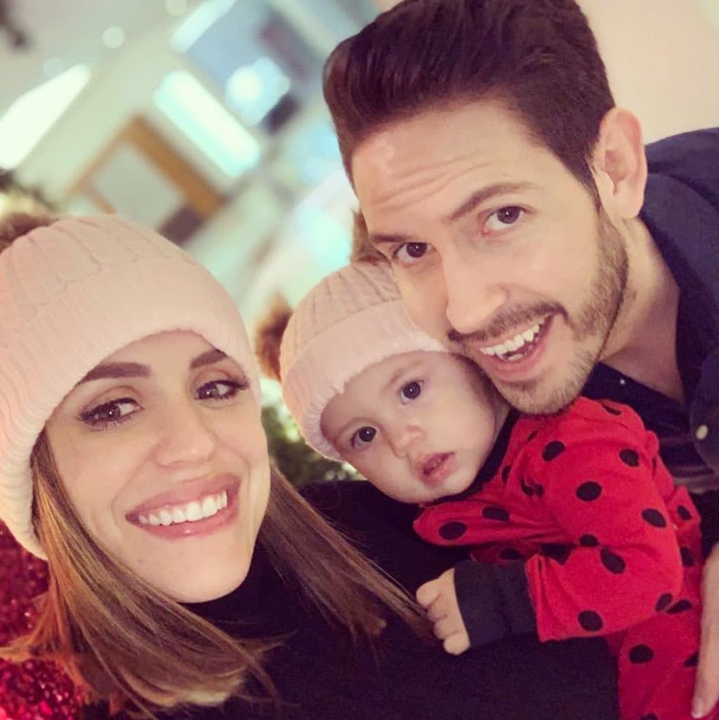 Carolina y Andrés se sienten afortunados de tener la
<a href="https://www.univision.com/shows/despierta-america/carolina-sarassa-siente-un-amor-de-otro-mundo-por-su-bebe-chloe-sophia-fotos" target="_blank">dicha de ser padres</a>.