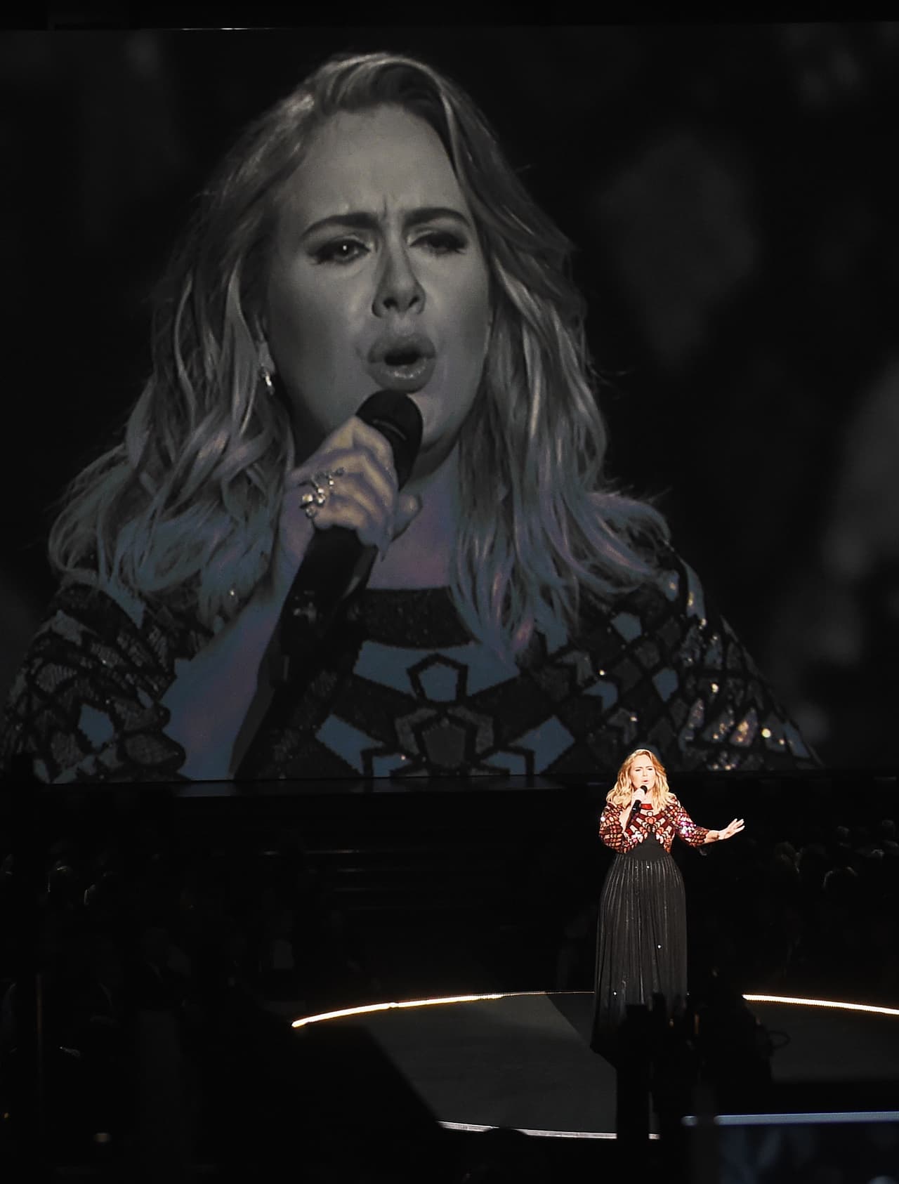 'Hello' ganó 'Canción del Año' en Grammy 2017.