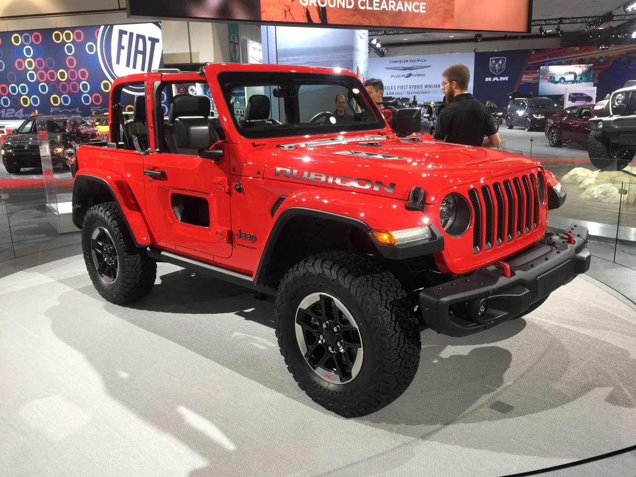 <b>Jeep Wrangler 2018</b>
<br>Contará con tres opciones de motores: EcoDiesel V6 de 3.0 litros, el nuevo 2.0 litros turbo de cuatro cilindros de 268 hp y mantiene el conocido Pentastar V6 de 3.6 litros y 285 hp. Todos los Jeep ofrecerán de serie transmisión manual de seis velocidades. La automática de ocho cambios será opcional.