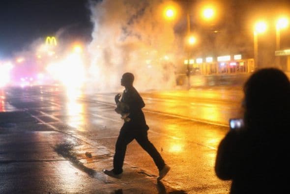Luego de una advertencia oficial de que estaban violando el toque de queda, la policía lanzó humo a los manifestantes, pero decidió escalar la respuesta a gases lacrimógenos después de los disparos a una patrulla por parte de un residente no identificado.