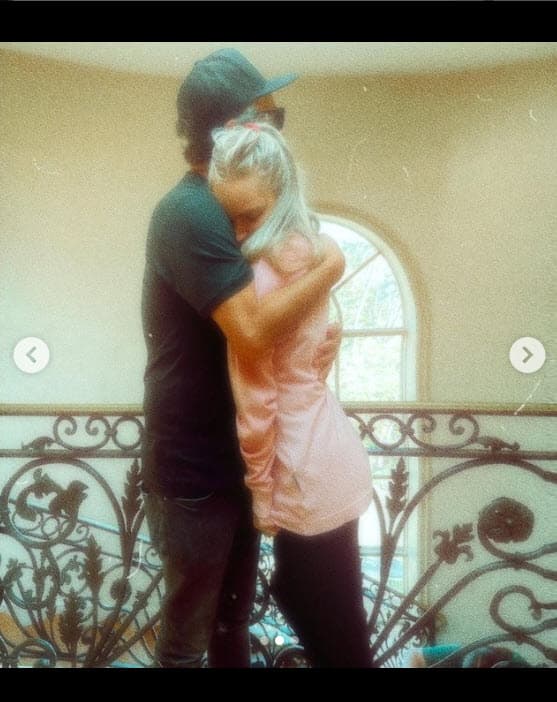 "Hoy algunas de las personas que amo 
<b>vinieron a dejarme al hospital psiquiátrico</b> donde voy a estar internada los próximos 30 días", reveló en su sorpresivo mensaje. 
<br>