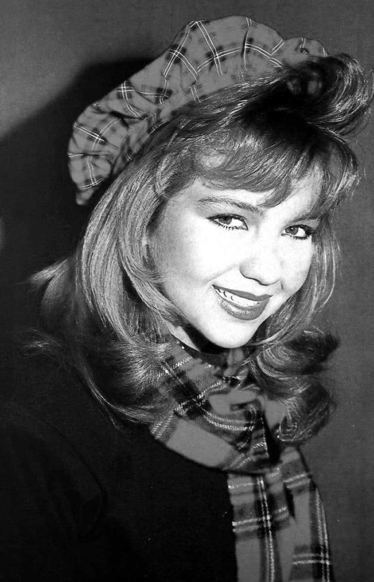 Thalía ingresó primero, sustituyendo a Sasha, en 1986. Por su voz y belleza comenzó a destacar dentro del grupo desde sus primeras presentaciones.