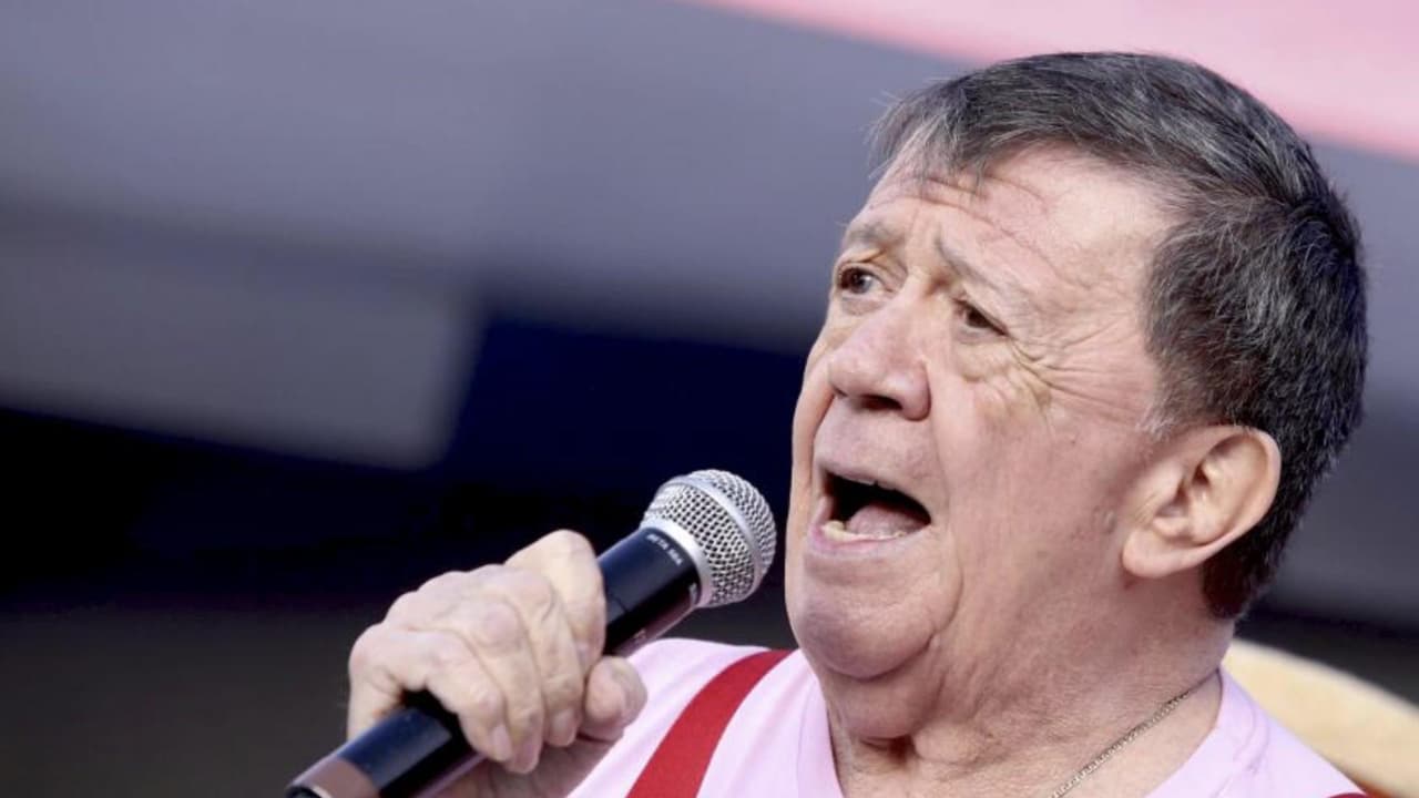 Chabelo se rompe un brazo y muchos se preocupan de que ya no sea tan invencible