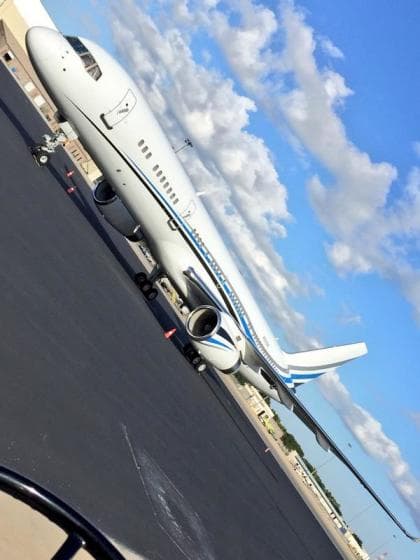 <h3 class="cms-H3-H3"><b>Mark Cuban</b></h3>
<br>
<br>Mark Cuban, propietario de la franquicia de los Dallas Mavericks en la NBA, es poseedor de este increíble Boeing 767-277, cuyo costo se estima en 144 millones de dólares, está diseñado especialmente para transportar con comodidad a los basquetbolistas más altos.
<br>