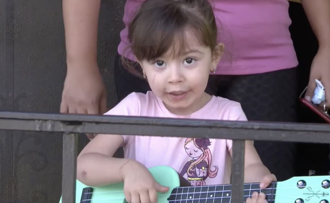 La situación de los Esparza no es única, en Los Ángeles la población 
<b>indigente ronda las 60,000 mil y de acuerdo con el más reciente conteo del condado </b>más de 70% de la población sigue viviendo en las calles o en sus carros y pese a los millonarios esfuerzos por mitigar la crisis de vivienda.