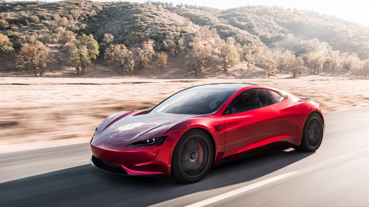 Tesla dice que el Roadster no solo debe su portentoso performance a su tren motriz eléctrico sino también al 
<b>aerodinamismo extremo de su carrocería</b>. Las líneas del Tesla Roadster fueron dibujadas por Franz von Holzhausen, el mismo diseñador que estuvo a cargo de los tres modelos actuales de la marca.