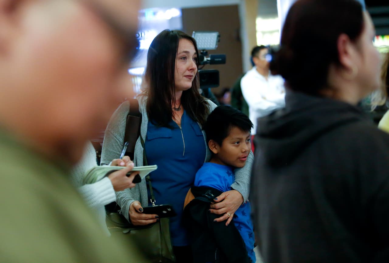 Byron Xol, actualmente con nueve años, espera a su padre David junto a su actual tutora y cuidadora, Holly, con quien ha vivido en Texas los últimos siete meses. Byron y David fueron separados en mayo de 2018 y Byron vivió 11 meses en un centro bajo custodia federal.