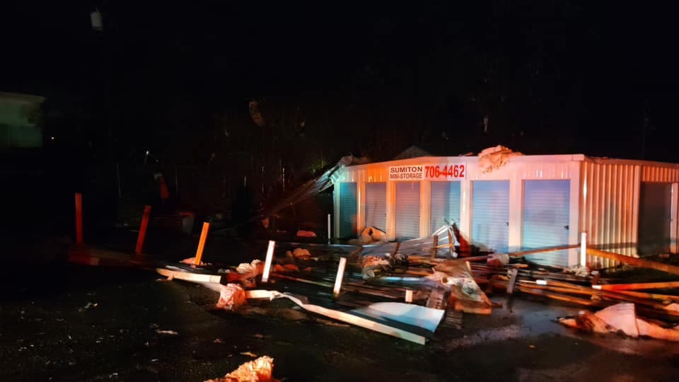 Destrozos tras el paso de un tornado por Sumiton, en Alabama.