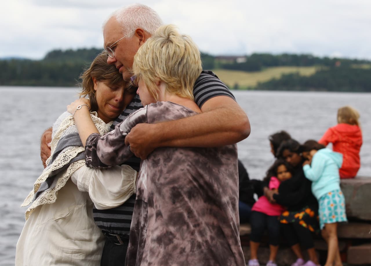 Breivik mata a la 'matriarca' del campamento, Monica Bosei, y a un policía fuera de servicio encargado de la seguridad del encuentro. Armado con un fusil y un revólver semiautomáticos, recorre la isla y persigue a los jóvenes desamparados, de los que intenta ganarse la confianza presentándose como un policía que vino a protegerlos. En la cafetería, en la cima de una pendiente, 13 personas caen bajo sus balas. Otros diez mueren sujetándose las manos en el "sendero del amor" que bordea la orilla, y 14 más en otra localización de la isla.