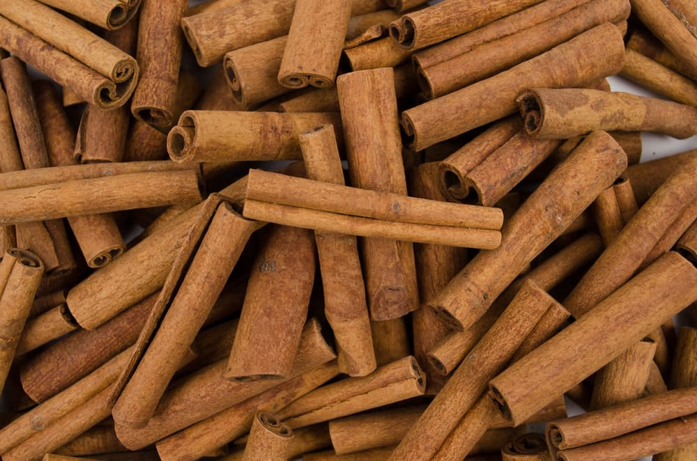 Además, continuaremos con canela en trozo, que en el esoterismo nos ayuda con la pasión, el amor sexual y es un poderoso afrodisíaco.