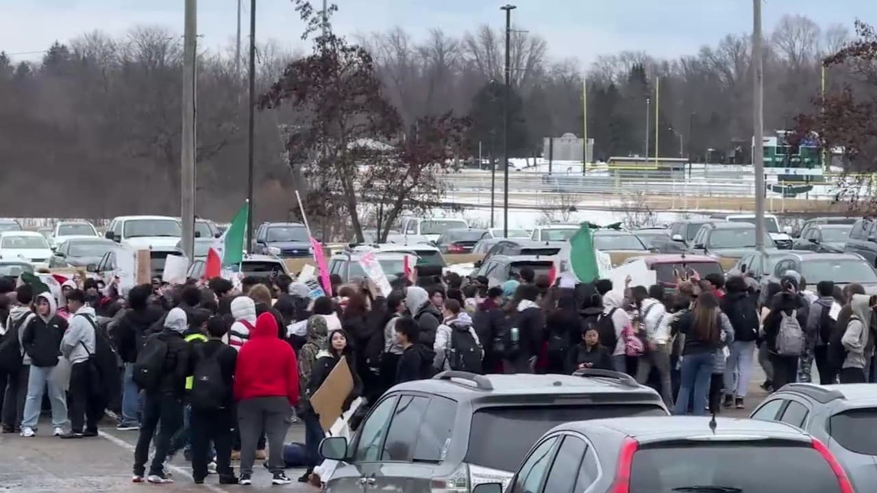 Sin embargo, las protestas también han tenido repercusiones en el ámbito escolar. Autoridades educativas recordaron que abandonar la escuela sin autorización se considera una falta injustificada y puede derivar en medidas disciplinarias.
<br>
<br>“Nos dijeron que no saliéramos y el que saliera iba a tener una consecuencia, hasta ser suspendidos”, señaló la estudiante Ana Lucía Olivares.