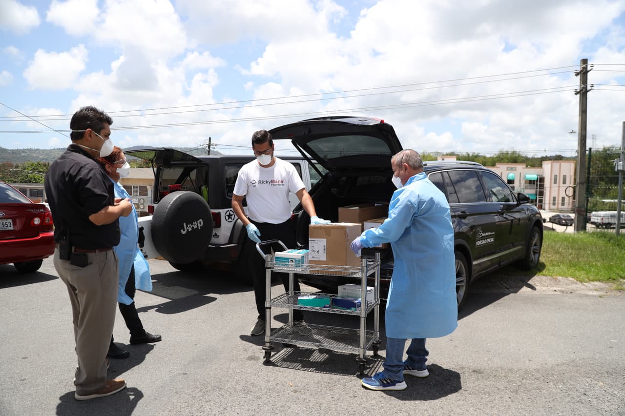 La iniciativa en coordinación con los aliados 
<b><a href="https://www.projecthope.org/" target="_blank">Project Hope</a></b> y 
<b><a href="https://www.charitystars.com/?lang=en" target="_blank">Charity Stars</a> </b>permitió la distribución de mascarillas, guantes y batas en hospitales, municipios e instituciones sin fines de lucro.