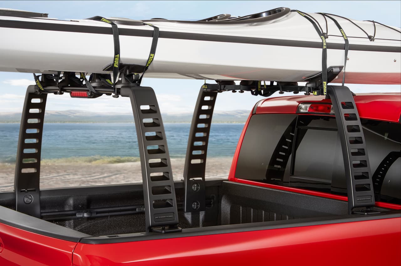 Algo de lo más vistoso de esta versión 'Moparizada' de la RAM 1500 es el 
<b>portaequipajes RAM Rack,</b> el cual estará disponible próximamente. Por ahora es un producto de exhibición que seguramente será muy solicitado por los clientes por la posibilidad que les da de llevar carga fuera del área de la caja. Este portaequipaje se coloca desde los rieles de la caja, siendo la parte trasera la que puede ajustarse para colocar objetos de diferente tamaño.